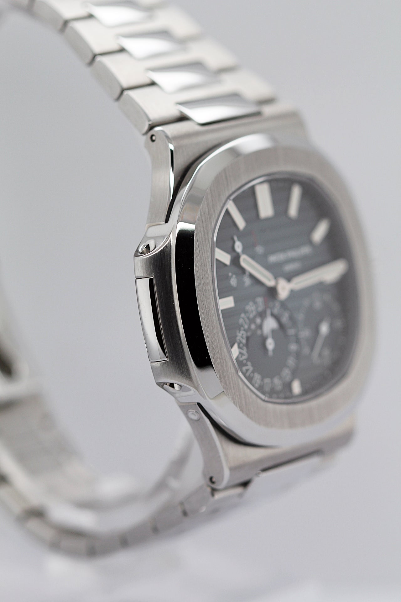 PATEK PHILIPPE - Nautilus Ref.5712/1A-001