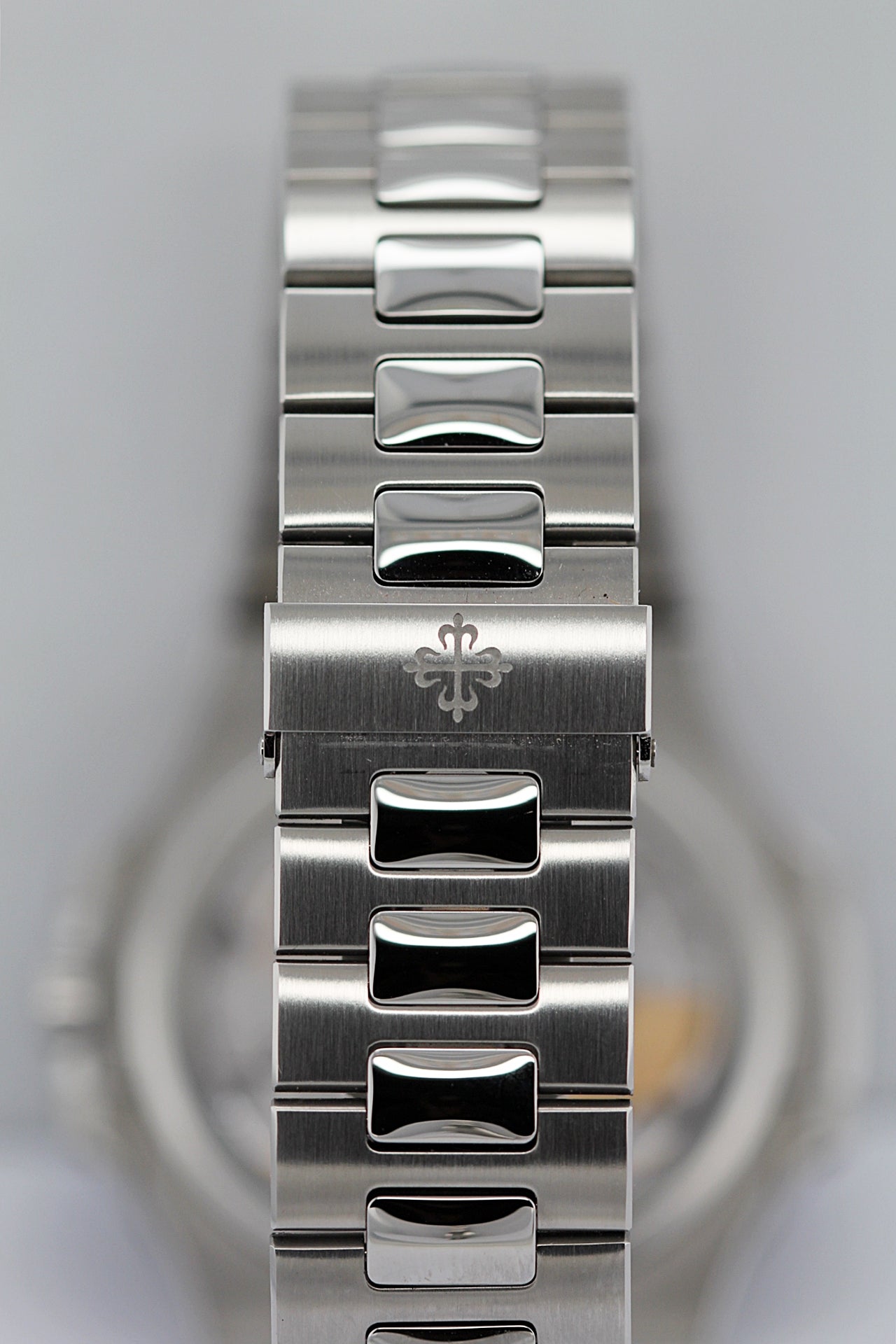 PATEK PHILIPPE - Nautilus Ref.5712/1A-001